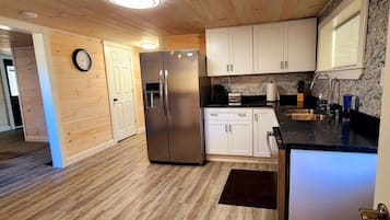 Jääkaappi, mikroaaltouuni, uuni, liesi