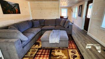 Älytelevisio, takka, videopelejä, pöytätennispöytä