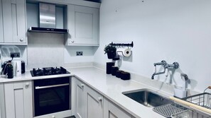 Apartamento | Cocina privada | Frigorífico, horno, placa de cocina y lavavajillas
