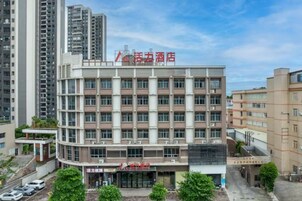 Un hotel de varios pisos con un letrero llamativo en la parte superior.