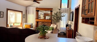 “The Stones Throw Chateau” Minutes to anywhere