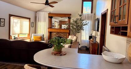 “The Stones Throw Chateau” Minutes to anywhere