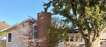 “The Stones Throw Chateau” Minutes to anywhere