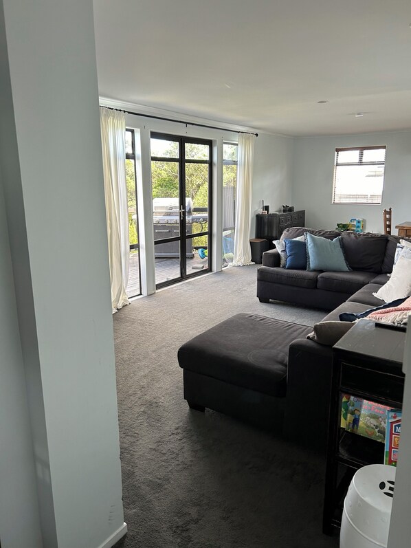 Living area - Family friendly Waiheke bach with beach access and views (Waiheke Island)