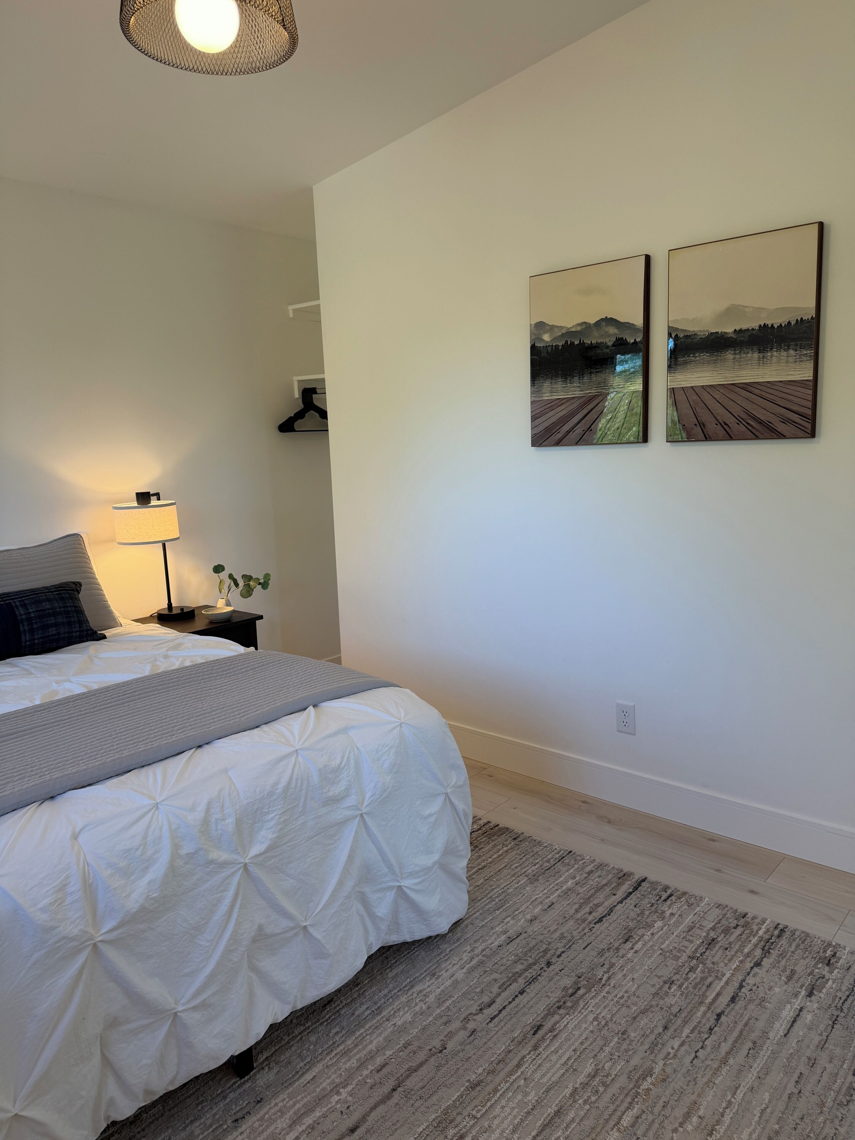 Tabla de planchar con plancha, wifi y ropa de cama 