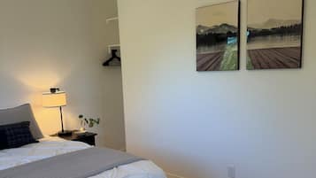 Tabla de planchar con plancha, wifi y ropa de cama