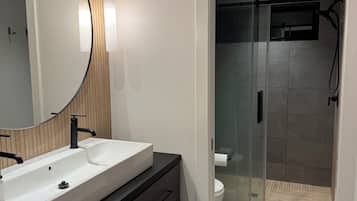 Een douche, een haardroger, handdoeken, zeep