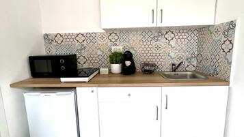 Fridge, microwave, stovetop, coffee/tea maker