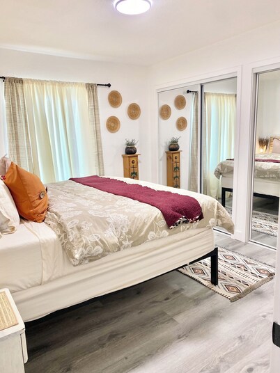 Mojave Desert 3/bed2/bath 2 King size beds full house with WiFi & street parking