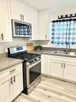 Réfrigérateur, four à micro-ondes, un four, surface de cuisson