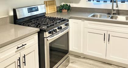 Mojave Desert 3/bed2/bath 2 King size beds full house with WiFi & street parking