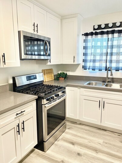 Mojave Desert 3/bed2/bath 2 King size beds full house with WiFi & street parking