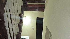 Eine Treppe mit Marmorstufen und Holzspindeln.