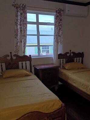 2 bedrooms, iron/ironing board, free WiFi, bed sheets - HISTORIC MONOR.  Charming 2-bedroom house with WiFi, AC in delightful Bridgetown (Bridgetown)