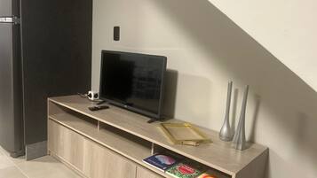 Casa geminada luxo | Área de estar | TV LED 43 polegadas com canais digitais, Netflix, filmes recentes