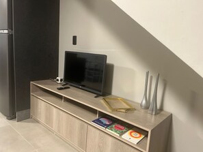 Deluxe Townhome | Living area