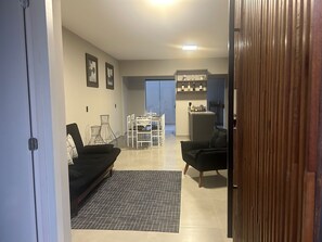 Deluxe Townhome | Living area | 43-inch LED TV with digital channels, Netflix, first-run films - GEMINADO CASA 4 ALTO PADRÃO 3 QUARTOS (Joinville)