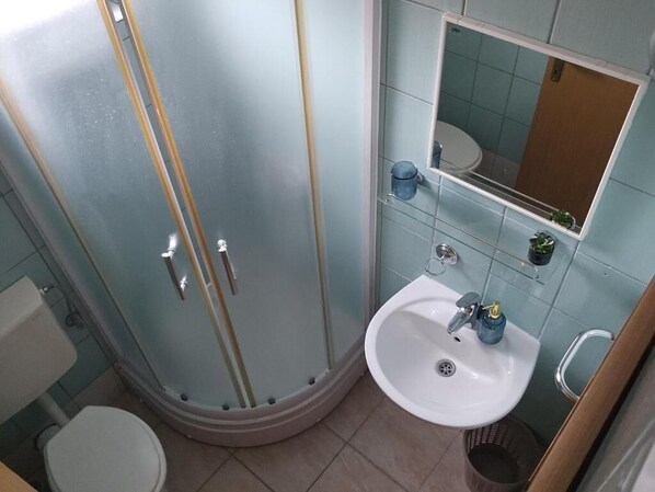 Douche, serviettes fournies, savon, shampooing