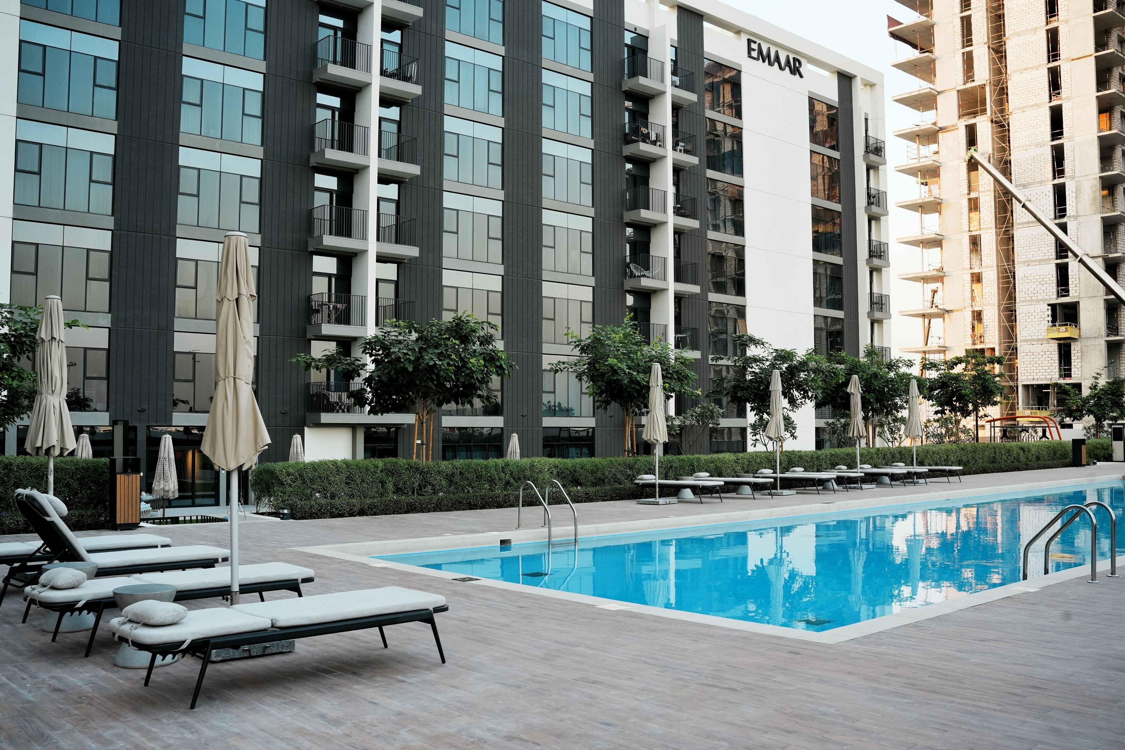 Una piscina al aire libre