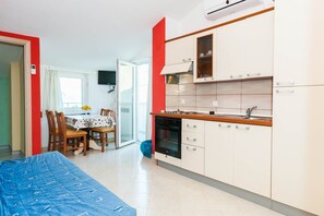 Microwave, stovetop, high chair - Studio Apartment (owner 2) (Vinjerac)