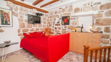 Tabla de planchar con plancha, internet y ropa de cama