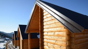 A row of log cabins with pitched roofs and a clear sky. - Cozy Berane Stay in Ski Area with On-Site Restaurant - Lux Cottage (Berane)