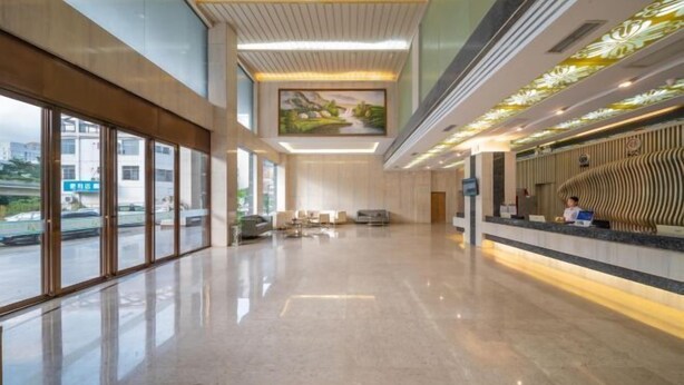 A spacious lobby with a polished floor, large windows, a reception desk, and a painting on the wall. - Four Seasons Hotel (Nanning Zoo Qingchuan Subway Station) (Nanning)