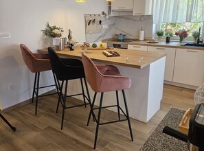 Kühlschrank, Mikrowelle, Ofen, Geschirrspüler