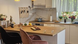 Kaffetrakter/tekoker, kjøleskap, mikrobølgeovn og ovn
