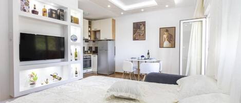 Iron/ironing board, Internet, bed sheets