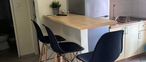 Køleskab, ovn, kogeplade, brødrister