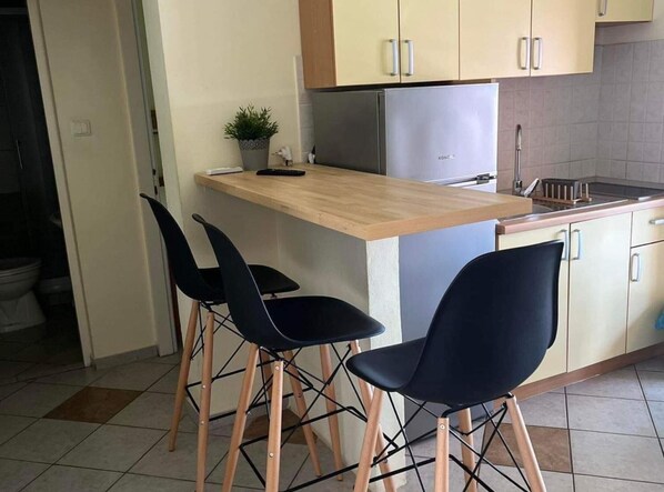 Geladeira, fogão, cooktop, torradeira