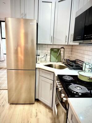 Réfrigérateur, micro-ondes, four, plaque de cuisson