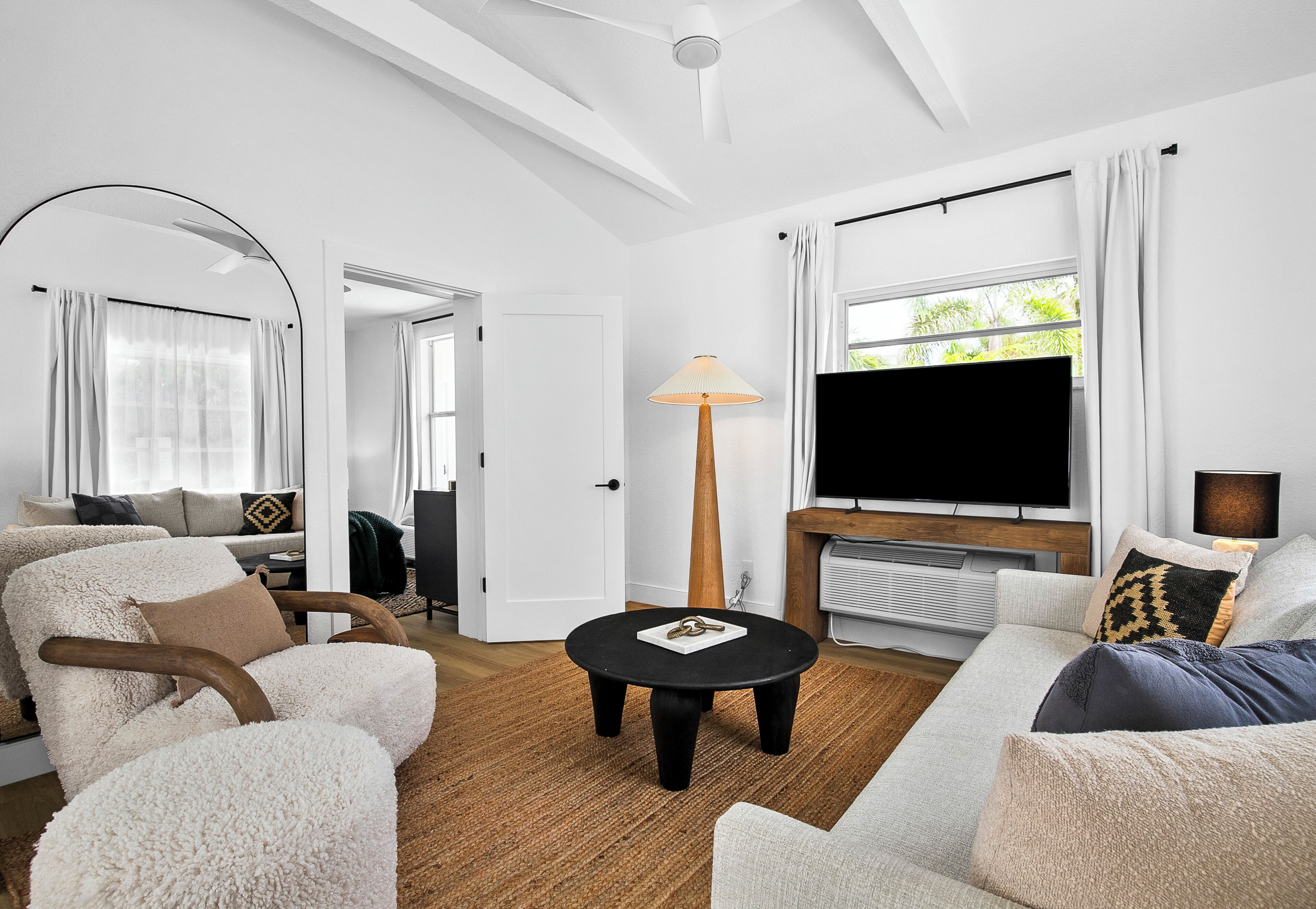 Luxury Suite | Living area | TV