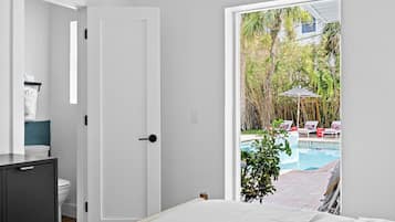 Caja de seguridad en la habitación y tabla de planchar con plancha