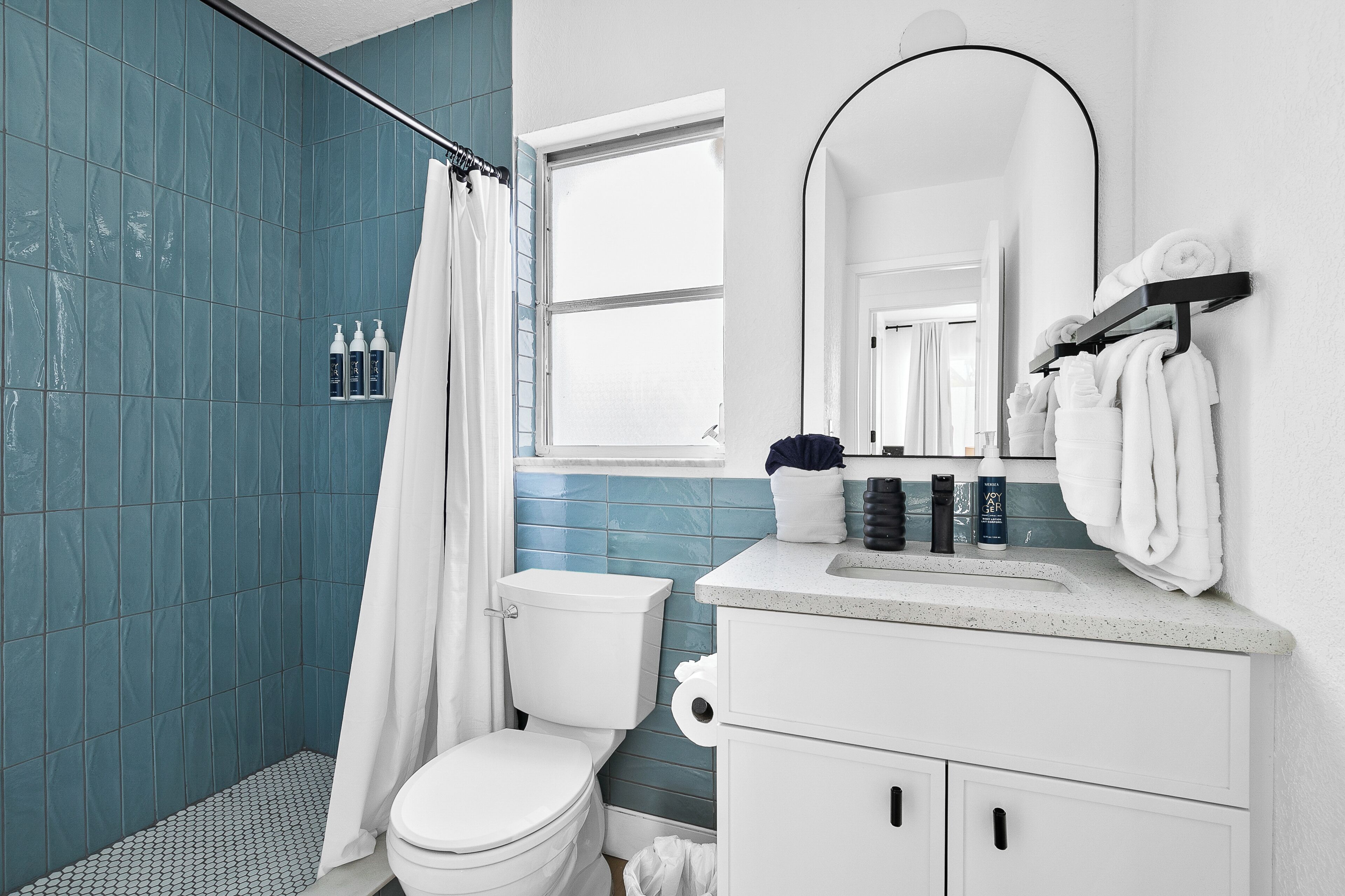 Superior suite, 2 slaapkamers | Badkamer | Een douche, handdoeken, zeep, shampoo