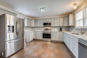 Fridge, microwave, stovetop, dishwasher - Virginia Getaway Near Douthat State Park (Clifton Forge)
