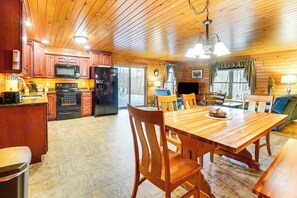 Refrigerador, microondas, cafetera y tetera y tostadora