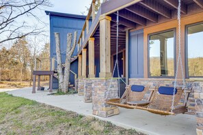 Terrace/patio - Lakefront Gem: Dock & Hot Tub in Jacksboro (Jacksboro)