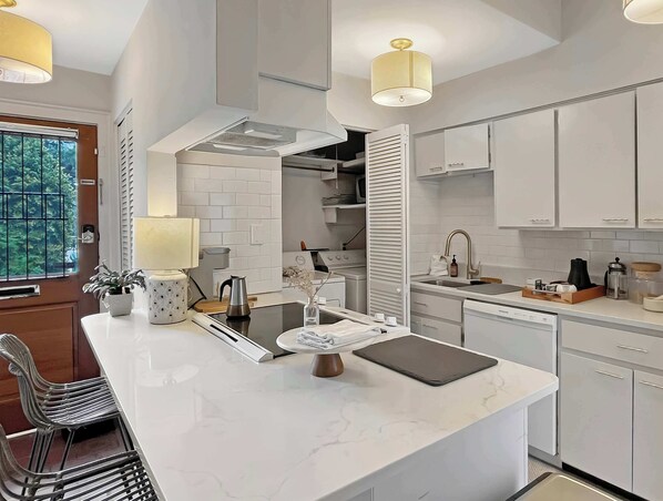 Réfrigérateur, micro-ondes, four, plaque de cuisson