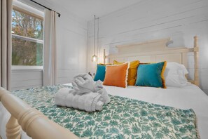 4 bedrooms, WiFi - Island Oasis, Pool+Hot Tub+Games (Savannah)