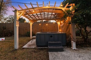 Outdoor spa tub - Island Oasis, Pool+Hot Tub+Games (Savannah)