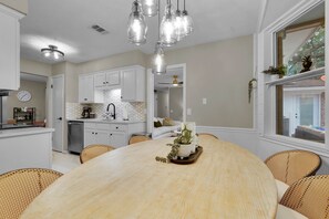 Dining - Island Oasis, Pool+Hot Tub+Games (Savannah)