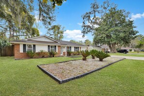 Exterior - Island Oasis, Pool+Hot Tub+Games (Savannah)