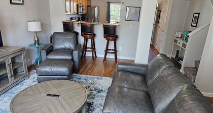 Rent both apartments in a duplex. 6 bedrooms, 2 kitchens, 2 livings rooms.