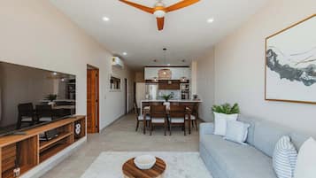 Een televisie en een kantoor