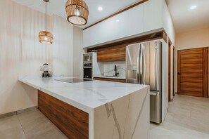 Kühlschrank, Mikrowelle, Ofen, Herdplatte