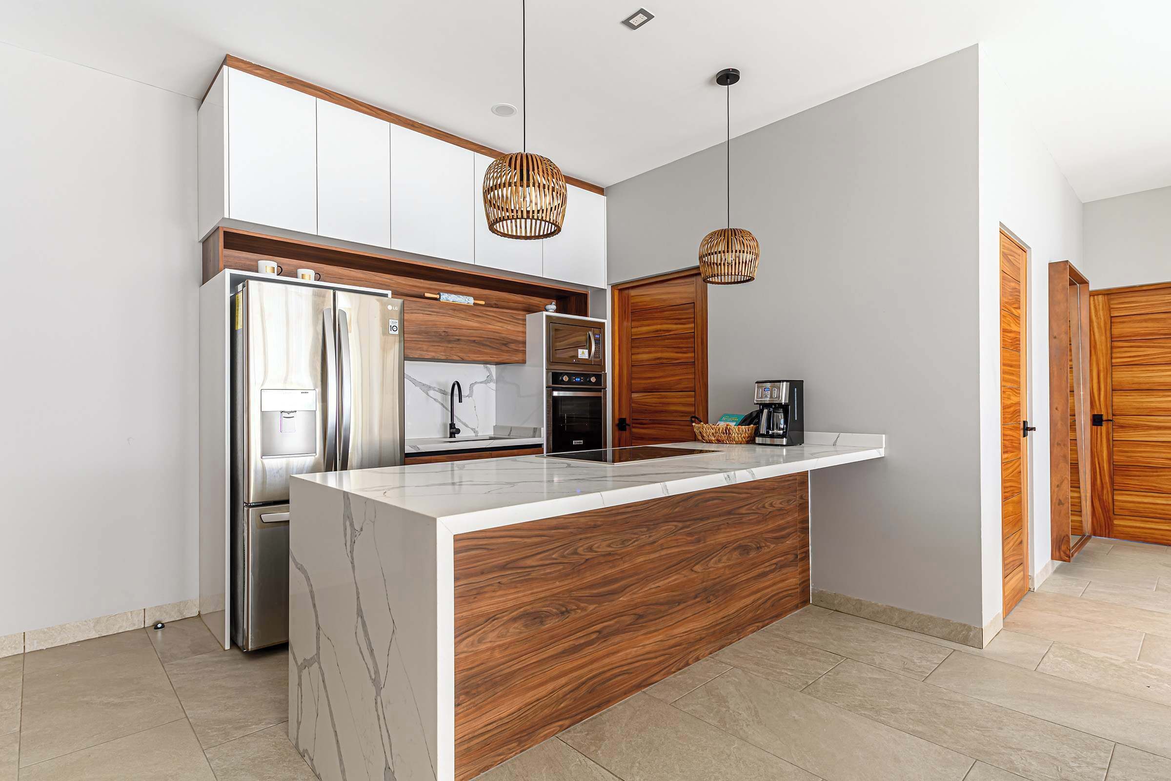 Kjøleskap, mikrobølgeovn, ovn og kokeplater