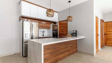 Kjøleskap, mikrobølgeovn, ovn og kokeplater