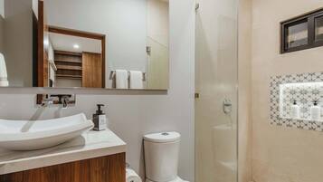 Douche, sèche-cheveux, serviettes fournies